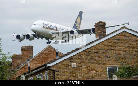 Un basso battenti Singapore Airlines A380 airbus venuta in terra sui tetti avvicinando th pista di atterraggio all' Aeroporto di Heathrow in ottobre 2015. Foto Stock