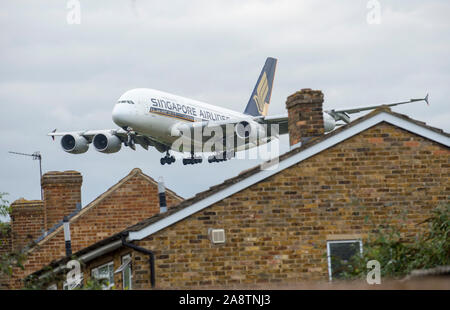 Un basso battenti Singapore Airlines A380 airbus venuta in terra sui tetti avvicinando th pista di atterraggio all' Aeroporto di Heathrow in ottobre 2015. Foto Stock