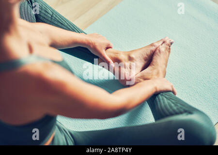 Donna adulta a praticare yoga a casa Foto Stock