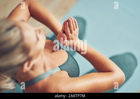 Donna adulta a praticare yoga a casa Foto Stock