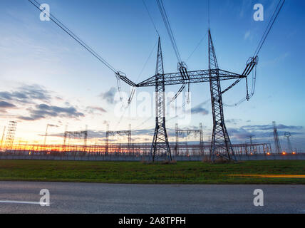 Rete alla stazione di trasformatore di sunrise, alta tensione Foto Stock
