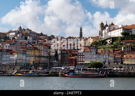 Porto, Portogallo - 26 Luglio 2019: vista panoramica della città di Porto, con tradizionali rabelo imbarcazioni presso il fiume Douro e il quartiere Ribeira, in Foto Stock