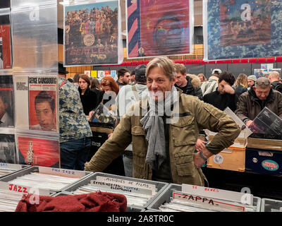 Parigi ama i collezionisti di vinile record fiera di Parigi Francia 10/11/2019 Foto Stock