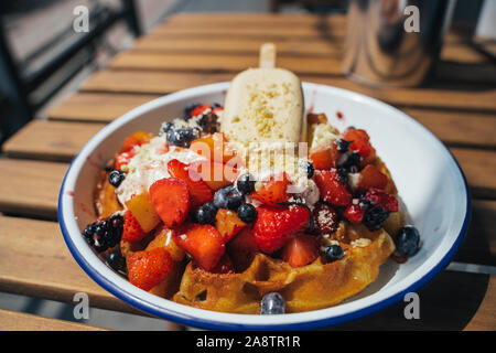 Deliziosi waffles con berry e gelato dolce estate food concept Foto Stock