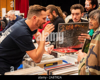 Parigi ama i collezionisti di vinile record fiera di Parigi Francia 10/11/2019 Foto Stock