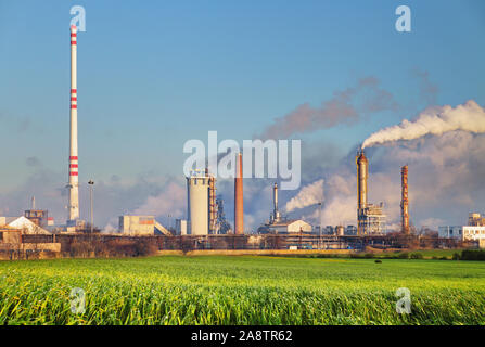 Raffineria di petrolio con vapore - industria petrolchimica. Foto Stock