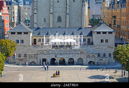 Halle/Saale, Germany-August 24, 2019: Westside dal mercato Hall con sottostazione e la chiesa di Santa Maria Foto Stock