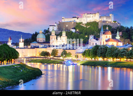 Nel centro storico della città di Salisburgo con la Fortezza Hohensalzburg al crepuscolo, Salzburger Land, Austria Foto Stock