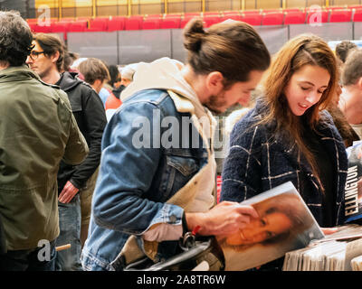 Parigi ama i collezionisti di vinile record fiera di Parigi Francia 10/11/2019 Foto Stock