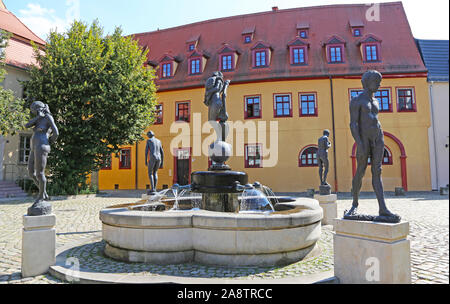 Halle (Saale), Germany-August 24, 2019: Cerchio della Vita la fontana della piazza del Duomo nel centro storico della città Foto Stock