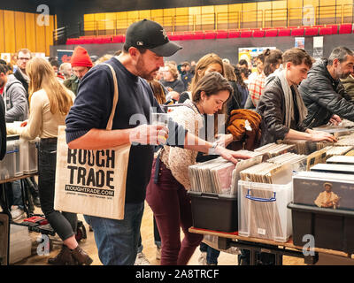 Parigi ama i collezionisti di vinile record fiera di Parigi Francia 10/11/2019 Foto Stock