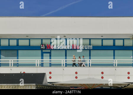 Koerperwelten-Museum, Alexanderplatz Mitte di Berlino, Deutschland / Körperwelten Foto Stock