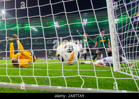 Il Borussia Monchengladbach, Deutschland. 07 Nov, 2019. Federico FAZIO (destra, Roma) ha segnato il 1: 0 per il Borussia Monchengladbach, obiettivo, azione, Calcio Europa League, fase di gruppo, gruppo J, giornata 4, Borussia Monchengladbach (MG) - Roma (Roma) 2: 1, su 07.11.2019 in Borussia Monchengladbach/Germania. | Utilizzo di credito in tutto il mondo: dpa/Alamy Live News Foto Stock