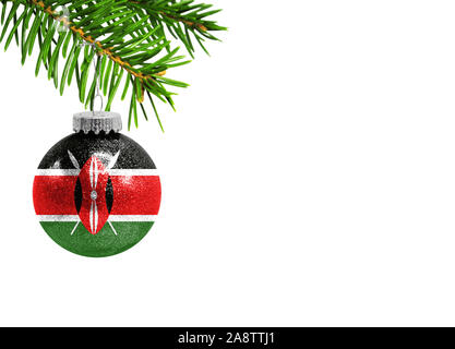 Vetro palla di Natale toy isolato su sfondo bianco con la bandiera del Kenya Foto Stock