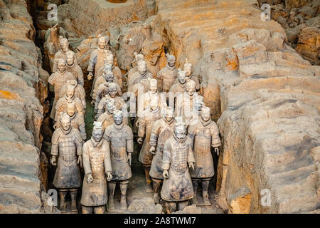 Sculture scavate le statue di terracotta di soldati dell esercito di Qin Shi Huang imperatore, Xian, Shaanxi, Cina Foto Stock