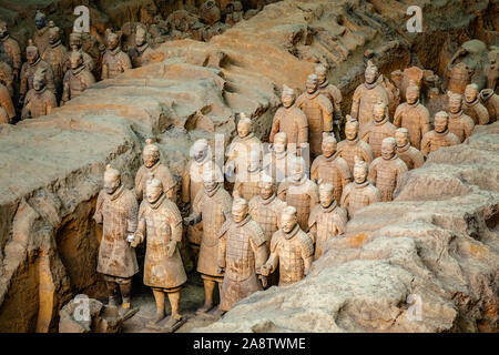 Sculture scavate le statue di terracotta di soldati dell esercito di Qin Shi Huang imperatore, Xian, Shaanxi, Cina Foto Stock