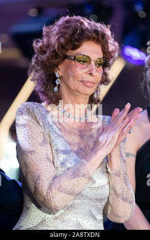 Amburgo, Germania. 09Nov, 2019. Sophia Loren, attrice italiana, alla cerimonia di denominazione nella Plaza a bordo della nave da crociera MSC Grandiosa. Credito: Christian Charisius/dpa/Alamy Live News Foto Stock