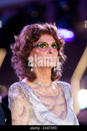 Amburgo, Germania. 09Nov, 2019. Sophia Loren, attrice italiana, alla cerimonia di denominazione nella Plaza a bordo della nave da crociera MSC Grandiosa. Credito: Christian Charisius/dpa/Alamy Live News Foto Stock