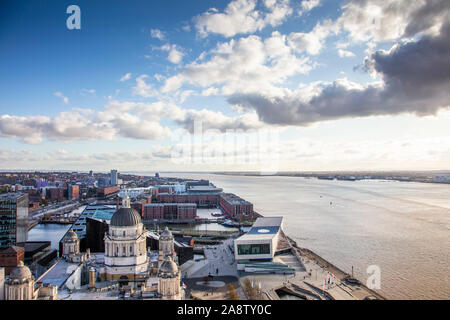 Liverpool, Regno Unito - 30 Ottobre 2019: Alta Vista aerea sopra la città di Liverpool. Royal Albert Dock e il fiume Mersey Foto Stock