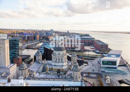 Liverpool, Regno Unito - 30 Ottobre 2019: Alta Vista aerea sopra la città di Liverpool. Royal Albert Dock e il fiume Mersey Foto Stock