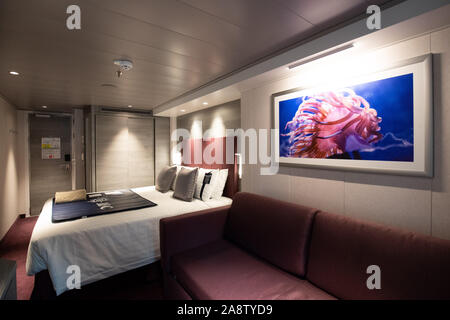 Amburgo, Germania. 09Nov, 2019. Consente di visualizzare in una famiglia cabina a bordo della nave da crociera MSC Grandiosa. Credito: Christian Charisius/dpa/Alamy Live News Foto Stock