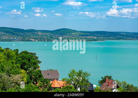 Vista di Balatonfured dall'abbazia al Lago Balaton Foto Stock