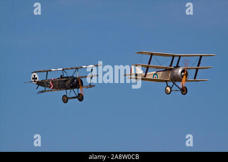 Triplano Sopwith e Fokker DR1 Triplano insieme in volo Foto Stock