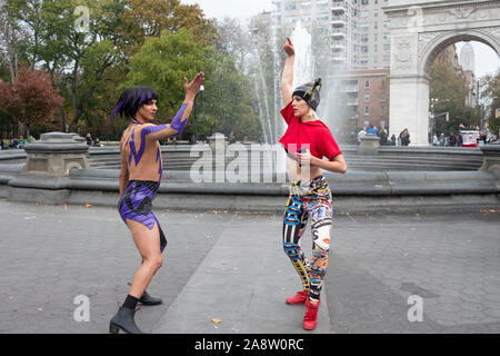 Un maschio e femmina eseguire ballerino per la produzione cinematografica gli studenti da Stony Brook University. In Washington Square Park a Manhattan, New York City. Foto Stock