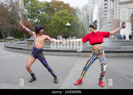 Un maschio e femmina eseguire ballerino per la produzione cinematografica gli studenti da Stony Brook University. In Washington Square Park a Manhattan, New York City. Foto Stock