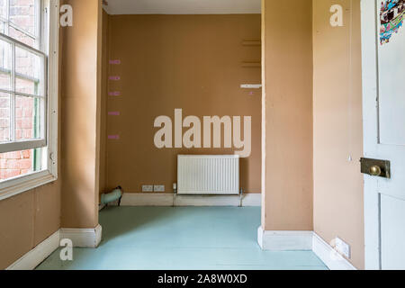 Camera in una vecchia casa prima della conversione in un bagno (vedere l'immagine 2A8W147 per finito di conversione) Foto Stock