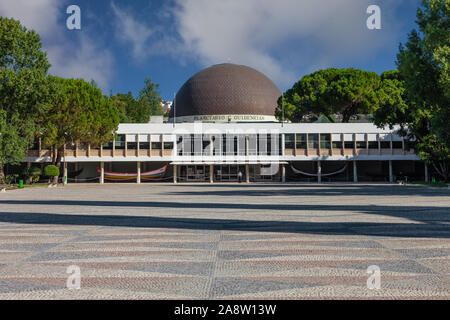 Lisbona, Portogallo. Planetario de Lisboa Planetarium aka Calouste Gulbenkian planetario astronomia la scienza e l'universo dell'istruzione. Il quartiere Belem Foto Stock