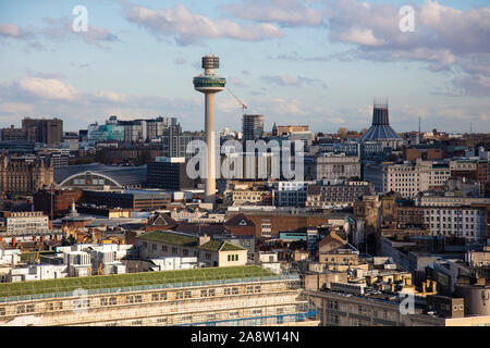 Liverpool, Regno Unito - 30 Ottobre 2019: panorama che si vede oltre Lierpool skyline della città verso St Johns Beacon, Radio City twer Foto Stock