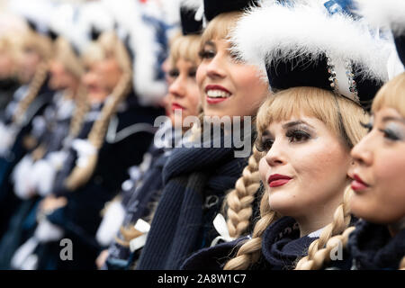 Duesseldorf, Germania. Xi Nov, 2019. Gli stolti festeggiare davanti al municipio. In Germania il carnevale dei capisaldi stolto tempo inizia a undici ore di undici. Credito: Federico Gambarini/dpa/Alamy Live News Foto Stock