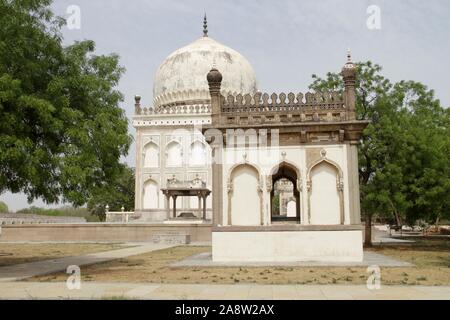 Qutub Shahi tombe : essi sono situati nel Ibrahim Bagh, vicino al famoso Golconda Fort a Hyderabad, in India. Foto Stock