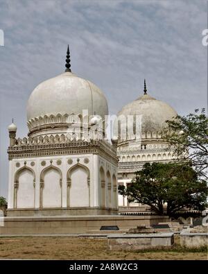 Qutub Shahi tombe : essi sono situati nel Ibrahim Bagh, vicino al famoso Golconda Fort a Hyderabad, in India. Foto Stock