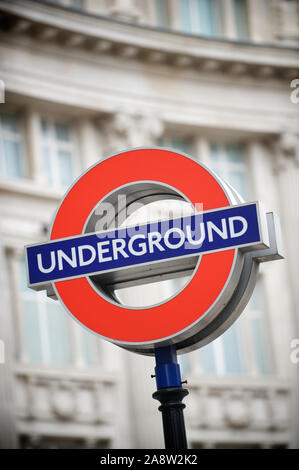 Londra - 24 MAGGIO 2012: Bar iconico e cerchio roundel della metropolitana, un design che apparve per la prima volta sulle piattaforme come tabelloni stazione nel 1908. Foto Stock