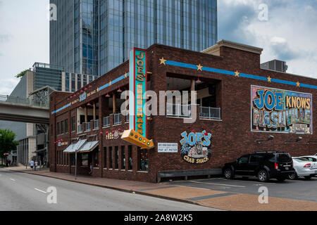 Nashville, Tennessee, Stati Uniti d'America - 26 Giugno 2014: vista di una strada nel centro della città di Nashville, Tennessee. Foto Stock