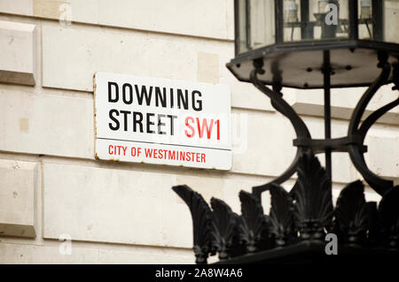 Londra - Giugno 2011: un cartello stradale per Downing Street, dove la residenza del Primo ministro è situato, appesa sul muro di Whitehall. Foto Stock
