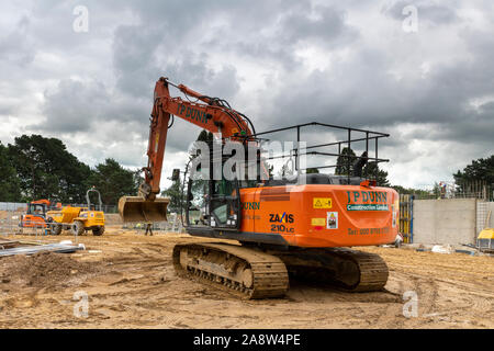 La gru in movimento sulla terra edificio sito in costruzione Foto Stock