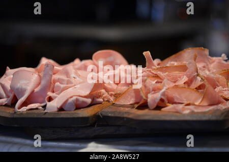vista ravvicinata del prosciutto, dello speck e della mortadella Foto Stock
