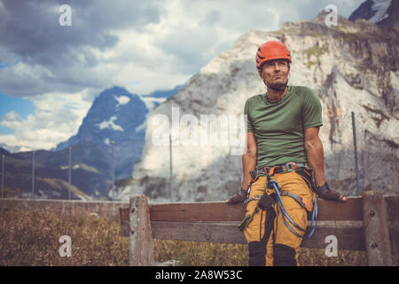 Giovane uomo arrampicata su una roccia nelle Alpi Svizzere - via ferrata/klettersteig Foto Stock