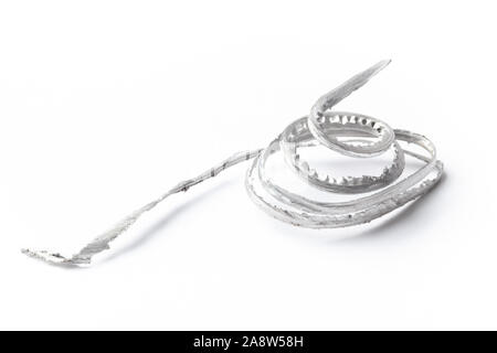 Alluminio truciolo metallico avvolto a serpentina, spirale, isolati su sfondo bianco. Foto Stock