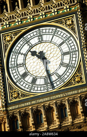 Close-up vista eroe della gotica ornata orologio del Big Ben (una volta noto come St Stephen's, e ora Elizabeth Torre), a Londra Foto Stock