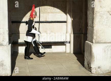 Londra - 14 ottobre 2011: smontato horse guard sentry marche a Horse Guards Arch, Saint James Palace, Whitehall, una tradizione di Tudor. Foto Stock