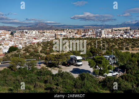 Una vista dal Castello di Santa Barbara, Alicante guardando oltre il parcheggio sulla strada e al castello. Foto Stock