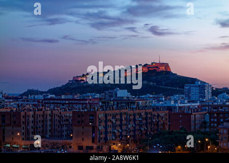 Alicante skyline si vede guardando verso il castello di Santa Barbara dall'alta zona di Alicante. Foto Stock