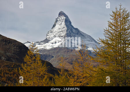 Bella vista tra arancione della foresta di larici verso il Cervino in autunno su 5 escursione sul lago. Foto Stock