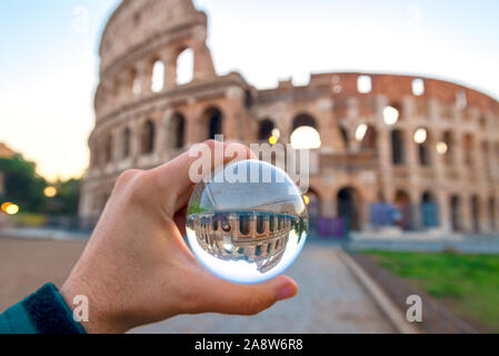 Con sfera di cristallo o lente sfera per creare una bella fotografia di viaggio Foto Stock