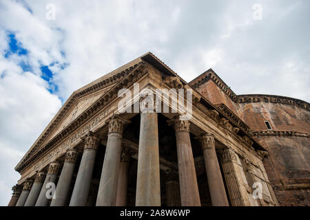 Pantheon a Roma in un giorno nuvoloso Foto Stock