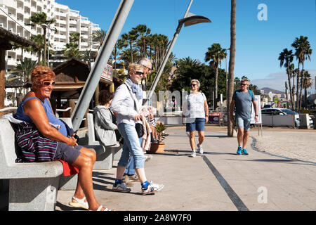 MASPALOMAS, Spagna - 23 gennaio 2019: vacanzieri presso il lungomare di Playa del Ingles, a Maspalomas, nelle Isole Canarie, Spagna, un popolare inverno Foto Stock